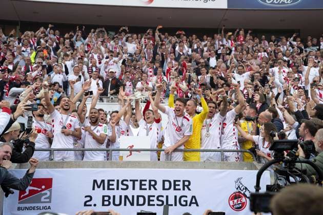 Kölner Mannschaft mit Meisterschale, 1. FC Koeln vs. 1.FC Kaiserslautern, 2. Bundesliga, 34. Spieltag, 18.05.2025 DFB regulations prohibit any use of photographs as image sequences and or quasi-video Koeln Nordrhein-Westfalen Deutschland