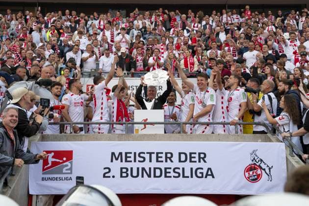 Trainer Head Coach Friedhelm Funkel (Koeln) mit Meisterschale, 1. FC Koeln vs. 1.FC Kaiserslautern, 2. Bundesliga, 34. Spieltag, 18.05.2025 DFB regulations prohibit any use of photographs as image sequences and or quasi-video Koeln Nordrhein-Westfalen Deutschland