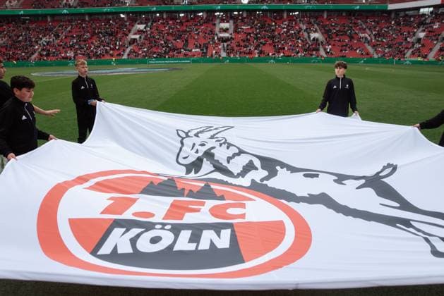 18.05.25, Herren, Fussball, U19 A-Junioren Bundesliga Finale 2025, Bayer 04 Leverkusen U19 - 1.FC Köln U19, Saison 2024 2025, Finale Banner des 1.FC Köln wird von Freiwilligen vor dem Spiel gehalten Leverkusen BayArena NRW Deutschland