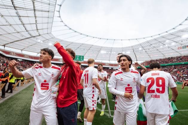 18.05.25, Herren, Fussball, U19 A-Junioren Bundesliga Finale 2025, Bayer 04 Leverkusen U19 - 1.FC Köln U19, Saison 2024 2025, Finale Jason Ponente Ramirez (1.FC Köln U19) und Finn Gromzick Jubel mit dem Team nach dem Sieg der Meisterschaft Leverkusen BayArena NRW Deutschland