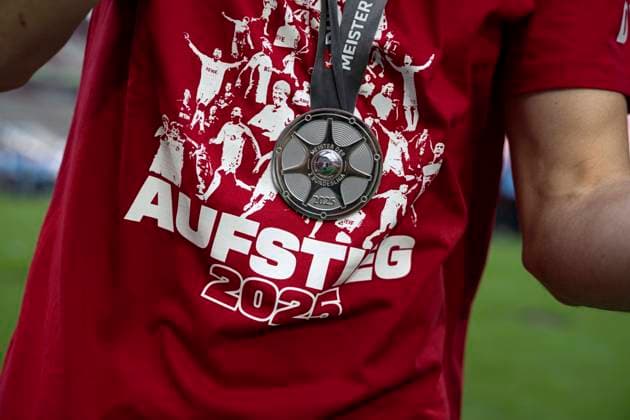 Medaille Meister vor T-Shirt Aufstieg, 1. FC Koeln vs. 1.FC Kaiserslautern, 2. Bundesliga, 34. Spieltag, 18.05.2025 DFB regulations prohibit any use of photographs as image sequences and or quasi-video Koeln Nordrhein-Westfalen Deutschland