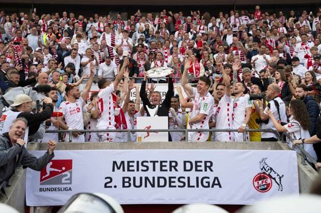 Trainer Head Coach Friedhelm Funkel (Koeln) mit Meisterschale, 1. FC Koeln vs. 1.FC Kaiserslautern, 2. Bundesliga, 34. Spieltag, 18.05.2025 DFB regulations prohibit any use of photographs as image sequences and or quasi-video Koeln Nordrhein-Westfalen Deutschland