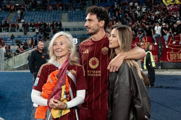 Sport Themen der Woche KW20 Sport Bilder des Tages AS Roma v AC Milan - Serie A Enilive Mats Hummels of AS Roma with his fiancÃ e Nicola Cavanis at the end of the Serie A Enilive match between AS Roma and AC Milan at Stadio Olimpico on May 18, 2025 in Rome, Italy. Rome Stadio Olimpico Lazio Italy Copyright: xGiuseppexMaffiax SerieA_Roma-Milan_180525_DSC9762