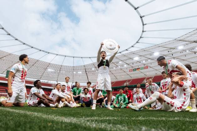 18.05.25, Herren, Fussball, U19 A-Junioren Bundesliga Finale 2025, Bayer 04 Leverkusen U19 - 1.FC Köln U19, Saison 2024 2025, Finale, U19 Mannschaft vom 1.FC Köln feiert auf dem Rasen nach dem Gewinn der Junioren Meisterschaft mit der Meisterschale Leverkusen BayArena NRW Deutschland