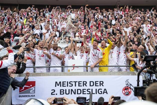 Kölner Mannschaft mit Meisterschale, 1. FC Koeln vs. 1.FC Kaiserslautern, 2. Bundesliga, 34. Spieltag, 18.05.2025 DFB regulations prohibit any use of photographs as image sequences and or quasi-video Koeln Nordrhein-Westfalen Deutschland