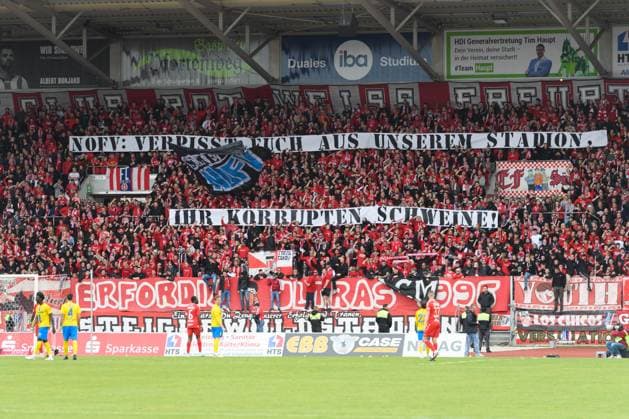 Sport Themen der Woche KW20 Sport Bilder des Tages Erfurt, Germany, May 18th 2025: NOFV Verpiss dich aus unserem Stadion. Ihr korrupten Schweine banner in the stands of Rot Weiss Erfurt Ultras during the Regionalliga Nordost match between FC Rot Weiss Erfurt and 1. FC Lokomotive Leipzig at Steigerwaldstadion, Erfurt, Germany (Sven Beyrich SPP)  Copyright: xSvenxBeyrich SPPx spp-en-SvBe-20250518-ND5_8338