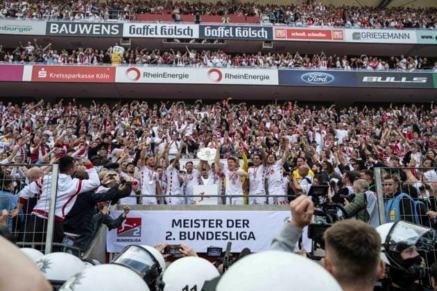 Kölner Mannschaft mit Meisterschale, 1. FC Koeln vs. 1.FC Kaiserslautern, 2. Bundesliga, 34. Spieltag, 18.05.2025 DFB regulations prohibit any use of photographs as image sequences and or quasi-video Koeln Nordrhein-Westfalen Deutschland