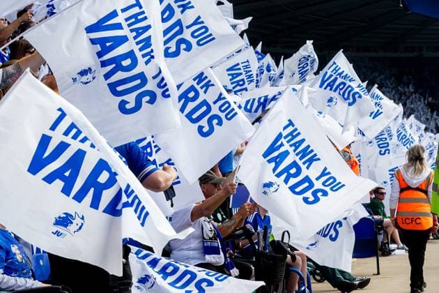 Bilder des Jahres 2025, Sport 05 Mai Sport Themen der Woche KW20 Sport Bilder des Tages Leicester City v Ipswich Town Premier League 18 05 2025. Jamie Vardy flags being waved before the Premier League match between Leicester City and Ipswich Town at the King Power Stadium, Leicester, England on 18 May 2025. Leicester King Power Stadium Leicestershire England Editorial use only DataCo restrictions apply See www.football-dataco.com , Copyright: xManjitxNarotrax PSI-22106-0078