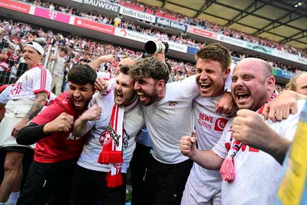 Dominique Heintz (Koeln 3) mit Fans, 1. FC Koeln vs. 1.FC Kaiserslautern, 2. Bundesliga, 34. Spieltag, 18.05.2025 DFB regulations prohibit any use of photographs as image sequences and or quasi-video Koeln Nordrhein-Westfalen Deutschland
