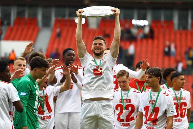 Siegtorschütze 4 Luis Magnus Stapelmann (1. FC Köln U19) mit der Meisterschale der A-Junioren. Fußball I Junioren I U19 DFB-Nachwuchsliga I Saison 2024-2025 I Deutsche Meisterschaft U19, Finale I Bayer 04 Leverkusen U19 - 1. FC Köln U19 I 18.05.2025 I BayArena