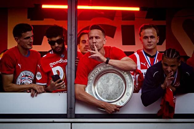 Bilder des Jahres 2025, Sport 05 Mai Sport Themen der Woche KW20 Sport Bilder des Tages EINDHOVEN - Luuk de Jong of PSV upon arrival with the players bus at the Philips Stadium. PSV won the Eredivisie national championship in Rotterdam by beating Sparta Rotterdam. ANP ROB ENGELAAR xVIxANPxSportx xxANPxIVx 527954793 originalFilename: 527954793.jpg