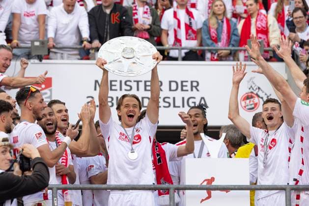 Mathias OLESEN (KOE 47, mi.) haelt die Meister-Schale hoch. Jubel, Freude, Lachen. Fussball 2. Bundesliga, 34. Spieltag, 1. FC Koeln (Köln) (KOE) - 1. FC Kaiserslautern (FCK), Endstand 4-0, am 18.05.2025 im R h e i n E n e r g i e S T A D I O N in Koeln Deutschland. DFL regulations prohibit any use of photographs as image sequences and or quasi-video Â