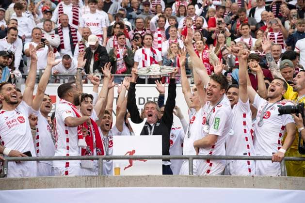 Trainer Head Coach Friedhelm Funkel (Koeln) mit Meisterschale, 1. FC Koeln vs. 1.FC Kaiserslautern, 2. Bundesliga, 34. Spieltag, 18.05.2025 DFB regulations prohibit any use of photographs as image sequences and or quasi-video Koeln Nordrhein-Westfalen Deutschland