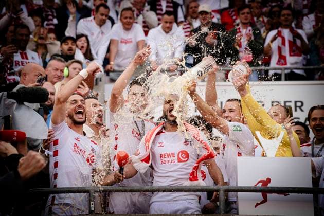 Sport Bilder des Tages Linton Maina (Koeln 37) Bierdusche, 1. FC Koeln vs. 1.FC Kaiserslautern, 2. Bundesliga, 34. Spieltag, 18.05.2025 DFB regulations prohibit any use of photographs as image sequences and or quasi-video Koeln Nordrhein-Westfalen Deutschland