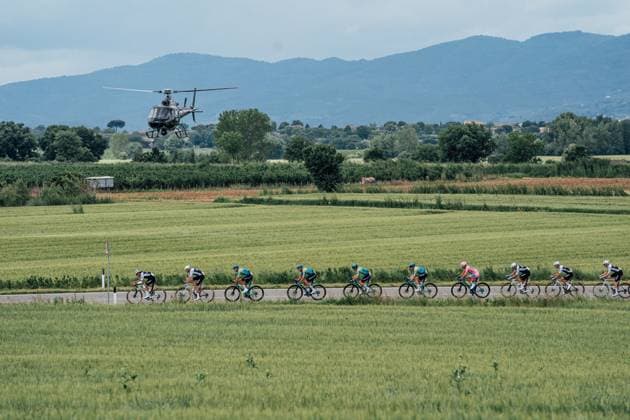 2025 Giro d Italia Stage 9 Picture by Zac Williams SWpix.com - 18 05 2025 - Cycling - 2025 Giro d Italia Stage 9, Gubbio to Siena, Italy - The peloton. Copyright: x xSWpix.comx(t axPhotographyxHubxLtd)xZacxWilliams SWpix.comx SWP-2645