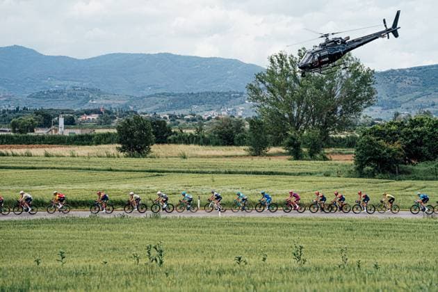 2025 Giro d Italia Stage 9 Picture by Zac Williams SWpix.com - 18 05 2025 - Cycling - 2025 Giro d Italia Stage 9, Gubbio to Siena, Italy - The peloton. Copyright: x xSWpix.comx(t axPhotographyxHubxLtd)xZacxWilliams SWpix.comx SWP-2645