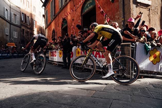 2025 Giro d Italia Stage 9 Picture by Zac Williams SWpix.com - 18 05 2025 - Cycling - 2025 Giro d Italia Stage 9, Gubbio to Siena, Italy - Isaac De Toro, UAE Team Emirates XRG, Wout Van Aert, Visma Lease a Bike. Copyright: x xSWpix.comx(t axPhotographyxHubxLtd)xZacxWilliams SWpix.comx SWP-2645
