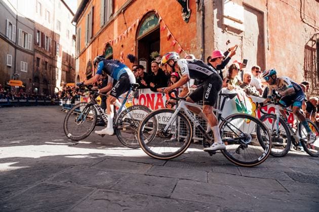 2025 Giro d Italia Stage 9 Picture by Zac Williams SWpix.com - 18 05 2025 - Cycling - 2025 Giro d Italia Stage 9, Gubbio to Siena, Italy - Tom Pidcock, Q36.5 Pro Cycling Team. Copyright: x xSWpix.comx(t axPhotographyxHubxLtd)xZacxWilliams SWpix.comx SWP-2645