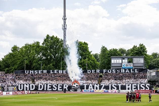 Sport Themen der Woche KW20 Sport Bilder des Tages Fußball - Herren - 2. Bundesliga - 34. Spieltag - Saison 2024 2025 - SSV Ulm 1846 Fußball vs. SC Preußen Münster 18.05.2025 18.05.2025, Fussball, Saison 2024 2025, 2. Bundesliga, 34. Spieltag, SSV Ulm vs. SC Preußen Münster, Fanblock Heimblock Choreographie der Fans des SSV Ulm im D-Block Donaustadion mit Rauch. Liedzeile aus der Ulmer Hymne Unser Leben ist der Fußball - Und dieser Tanz ist heiß!, Wir geben nie auf! Foto: Lucca Fundel DFL regulations prohibit any use of photographs as image sequences and or quasi-video Ulm Donaustadion Baden-Württemberg Deutschland *** Soccer Men 2 Bundesliga 34 Matchday Season 2024 2025 SSV Ulm 1846 Soccer vs SC Preußen Münster 18 05 2025 18 05 2025, Soccer, Season 2024 2025, 2 Bundesliga, 34 Matchday, SSV Ulm vs SC Preußen Münster, Fan block home block Choreography of the fans of SSV Ulm in the D Block Donaustadion with smoke Song line from the Ulm anthem Unser Leben ist der Fußball Und dieser Tanz ist heiß , Wir geben nie auf Foto Lucca Fundel DFL regulations prohibit any use of photographs as image sequences and or quasi video Ulm Donaustadion Baden Württemberg Germany