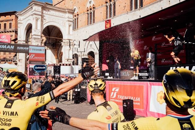 2025 Giro d Italia Stage 9 Picture by Zac Williams SWpix.com - 18 05 2025 - Cycling - 2025 Giro d Italia Stage 9, Gubbio to Siena, Italy - Wout Van Aert, Visma Lease a Bike, wins Stage 9. Copyright: x xSWpix.comx(t axPhotographyxHubxLtd)xZacxWilliams SWpix.comx SWP-2645