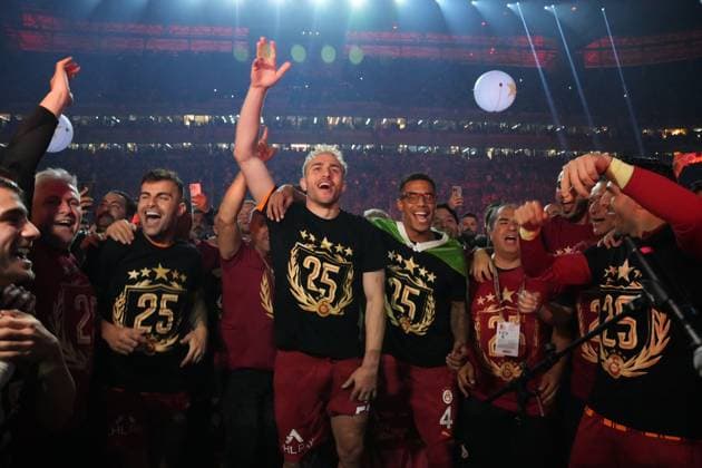 Bilder des Jahres 2025, Sport 05 Mai Sport Themen der Woche KW20 Sport Bilder des Tages Galatasaray players Abdulkerim Bardakci , Baris Alper Yilmaz and Ismail Jacobs celebrated their 25th championship after the Turkish Super League match between Galatasaray and Kayserispor on May 18, 2025 in Istanbul, Turkey. Istanbul Turkey Copyright: xSeskimphotox GSaray-Kayseri-18524 (55)