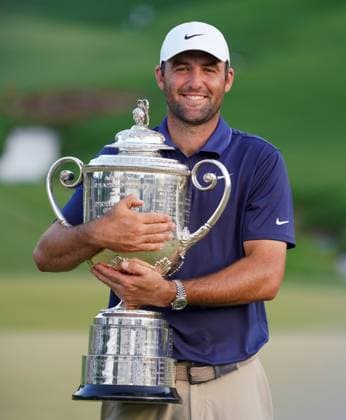 May 18, 2025, Charlotte, North Carolina, USA: Scottie Scheffler poses with the Wanamaker Trophy after securing his first PGA, Golf Herren Championship at Quail Hollow Club in Charlotte, NC. Charlotte USA - ZUMAh304 20250518_zsp_h304_004 Copyright: xAlexxHallowayx