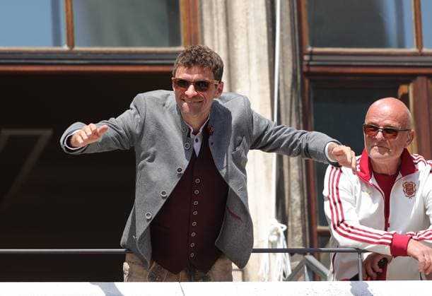 (250519) -- MUNICH, May 19, 2025 -- Thomas Mueller (L) of Bayern Munich greets the fans during the celebration for winning the title of German first division Bundesliga at downtown Munich, Germany, May 18, 2025. (Photo by Xinhua) (SP)GERMANY-MUNICH-FOOTBALL-BAYERN MUNICH-CELEBRATION PhilippexRuiz 