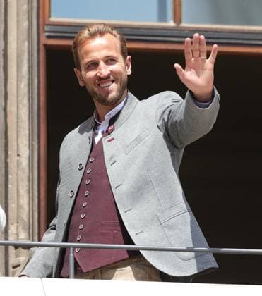 (250519) -- MUNICH, May 19, 2025 -- Harry Kane of Bayern Munich greets the fans during the celebration for winning the title of German first division Bundesliga at downtown Munich, Germany, May 18, 2025. (Photo by Xinhua) (SP)GERMANY-MUNICH-FOOTBALL-BAYERN MUNICH-CELEBRATION PhilippexRuiz 