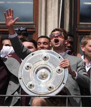 (250519) -- MUNICH, May 19, 2025 -- Thomas Mueller (C) of Bayern Munich holds the trophy during the celebration for winning the title of German first division Bundesliga at downtown Munich, Germany, May 18, 2025. (Photo by Xinhua) (SP)GERMANY-MUNICH-FOOTBALL-BAYERN MUNICH-CELEBRATION PhilippexRuiz 