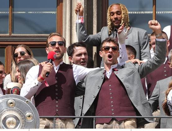 Sport Themen der Woche KW20 Sport Bilder des Tages (250519) -- MUNICH, May 19, 2025 -- Players of Bayern Munich cheer during the celebration for winning the title of German first division Bundesliga at downtown Munich, Germany, May 18, 2025. (Photo by Xinhua) (SP)GERMANY-MUNICH-FOOTBALL-BAYERN MUNICH-CELEBRATION PhilippexRuiz 