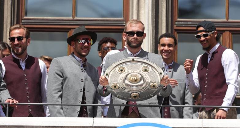 (250519) -- MUNICH, May 19, 2025 -- Players of Bayern Munich cheer during the celebration for winning the title of German first division Bundesliga at downtown Munich, Germany, May 18, 2025. (Photo by Xinhua) (SP)GERMANY-MUNICH-FOOTBALL-BAYERN MUNICH-CELEBRATION PhilippexRuiz 