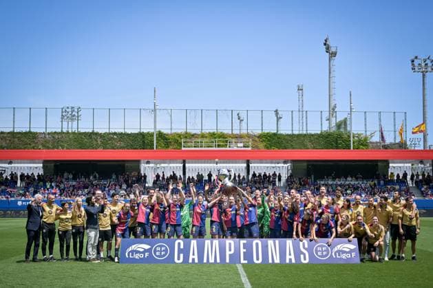 FC Barcelona, Barca Fem Vs Athletic Club Fem in Barcelona, Spain - 18 May 2025 FC Barcelona players celebrate Liga F trophy during a Liga F match between FC Barcelona Fem and Athletic Club Fem at Estadi Johan Cruyff. Final Score: FC Barcelona Fem 6 - Athletic Club Fem 0. Barcelona Spain Copyright: xFelipexMondinox xSOPAxImagesx SP0633-2201