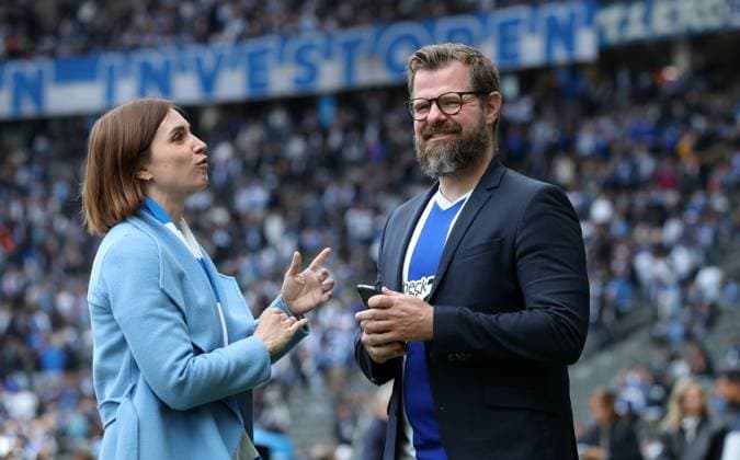 Anne Noske redet mit Präsident Fabian Drescher Aktion Oberkörper Fußball Fussball DFL 2.Bundesliga Herren 34. Spieltag Saison 2024 2025 18.05.2025 Hertha BSC Berlin vs. Hannover 96 DFL regulations prohibit any use of photographs as image sequences and or quasi-video