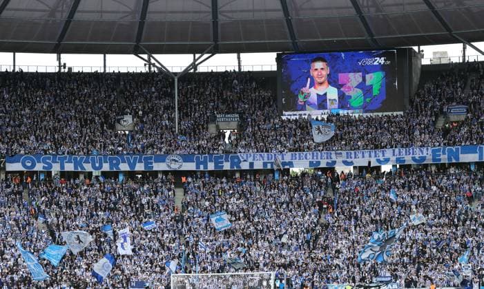 Anzeigetafel mit Marton Dardai, Herthafans Ostkurve Fußball Fussball DFL 2.Bundesliga Herren 34. Spieltag Saison 2024 2025 18.05.2025 Hertha BSC Berlin vs. Hannover 96 DFL regulations prohibit any use of photographs as image sequences and or quasi-video