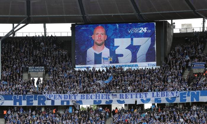 Anzeigetafel mit Toni Leistner, Herthafans Ostkurve Fußball Fussball DFL 2.Bundesliga Herren 34. Spieltag Saison 2024 2025 18.05.2025 Hertha BSC Berlin vs. Hannover 96 DFL regulations prohibit any use of photographs as image sequences and or quasi-video