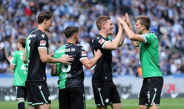 Phil Neumann, Enzo Leopold, Marcel Halstenberg klatscht ab mit Fabian Kunze Aktion Oberkörper Fußball Fussball DFL 2.Bundesliga Herren 34. Spieltag Saison 2024 2025 18.05.2025 Hertha BSC Berlin vs. Hannover 96 DFL regulations prohibit any use of photographs as image sequences and or quasi-video