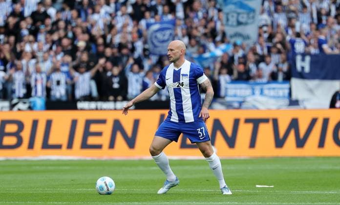 Toni Leistner am Ball Einzelbild Freisteller Aktion Fußball Fussball DFL 2.Bundesliga Herren 34. Spieltag Saison 2024 2025 18.05.2025 Hertha BSC Berlin vs. Hannover 96 DFL regulations prohibit any use of photographs as image sequences and or quasi-video
