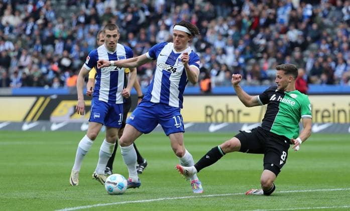 Jonjoe Kenny, Fabian Reese am Ball, Enzo Leopold Zweikampf Spielszene Aktion Fußball Fussball DFL 2.Bundesliga Herren 34. Spieltag Saison 2024 2025 18.05.2025 Hertha BSC Berlin vs. Hannover 96 DFL regulations prohibit any use of photographs as image sequences and or quasi-video