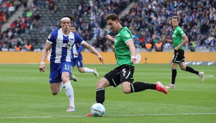Fabian Reese, Phil Neumann am Ball Zweikampf Spielszene Aktion Fußball Fussball DFL 2.Bundesliga Herren 34. Spieltag Saison 2024 2025 18.05.2025 Hertha BSC Berlin vs. Hannover 96 DFL regulations prohibit any use of photographs as image sequences and or quasi-video