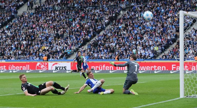 Marcel Halstenberg, Torwart Ron Robert Zieler pariert gegen Florian Niederlechner Zweikampf Spielszene Aktion Fußball Fussball DFL 2.Bundesliga Herren 34. Spieltag Saison 2024 2025 18.05.2025 Hertha BSC Berlin vs. Hannover 96 DFL regulations prohibit any use of photographs as image sequences and or quasi-video