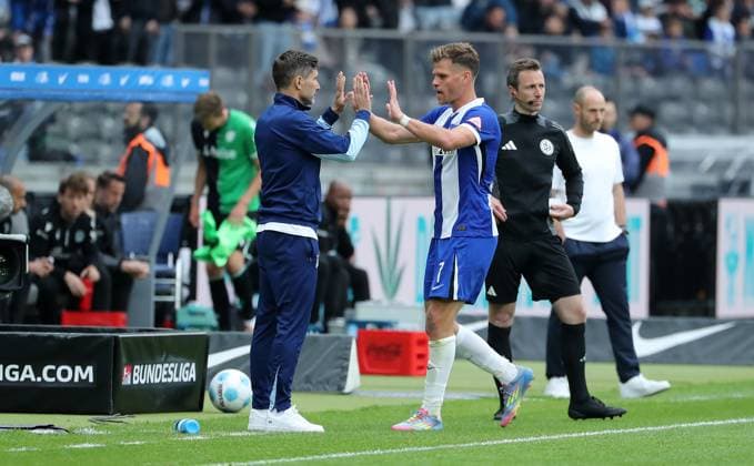 Trainer Stefan Leitl klatscht ab mit Florian Niederlechner nach Auswechselung Fußball Fussball DFL 2.Bundesliga Herren 34. Spieltag Saison 2024 2025 18.05.2025 Hertha BSC Berlin vs. Hannover 96 DFL regulations prohibit any use of photographs as image sequences and or quasi-video