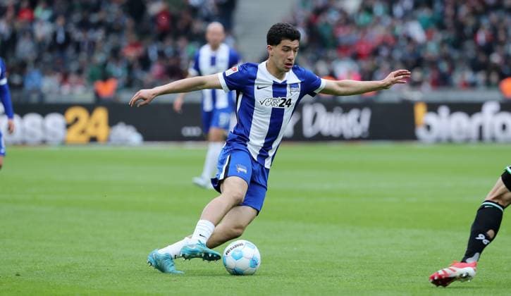 Ibrahim Maza am Ball Einzelbild Freisteller Aktion Fußball Fussball DFL 2.Bundesliga Herren 34. Spieltag Saison 2024 2025 18.05.2025 Hertha BSC Berlin vs. Hannover 96 DFL regulations prohibit any use of photographs as image sequences and or quasi-video