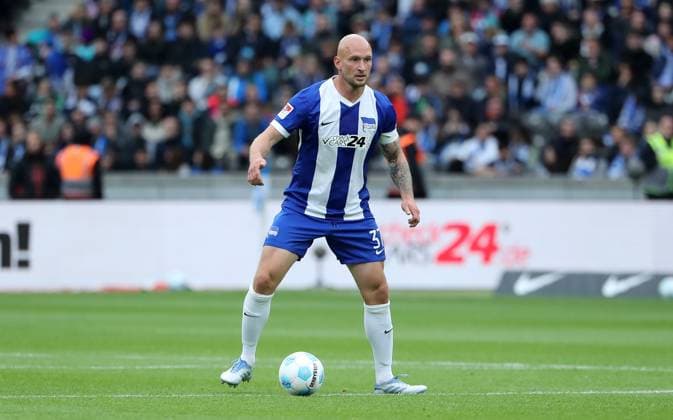Toni Leistner am Ball Einzelbild Freisteller Aktion Fußball Fussball DFL 2.Bundesliga Herren 34. Spieltag Saison 2024 2025 18.05.2025 Hertha BSC Berlin vs. Hannover 96 DFL regulations prohibit any use of photographs as image sequences and or quasi-video