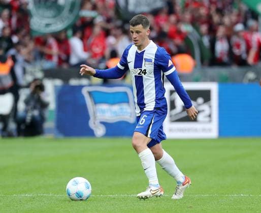 Diego Demme am Ball Einzelbild Freisteller Aktion Fußball Fussball DFL 2.Bundesliga Herren 34. Spieltag Saison 2024 2025 18.05.2025 Hertha BSC Berlin vs. Hannover 96 DFL regulations prohibit any use of photographs as image sequences and or quasi-video