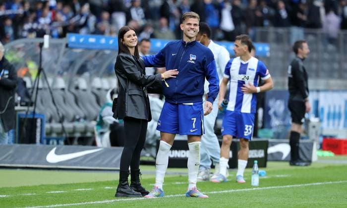 Florian Niederlechner und Ehefrau Melanie Fußball Fussball DFL 2.Bundesliga Herren 34. Spieltag Saison 2024 2025 18.05.2025 Hertha BSC Berlin vs. Hannover 96 DFL regulations prohibit any use of photographs as image sequences and or quasi-video