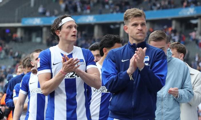 Fabian Reese, Florian Niederlechner klatscht zu den Fans bei der Ehrenrunde nach Spielende Fußball Fussball DFL 2.Bundesliga Herren 34. Spieltag Saison 2024 2025 18.05.2025 Hertha BSC Berlin vs. Hannover 96 DFL regulations prohibit any use of photographs as image sequences and or quasi-video