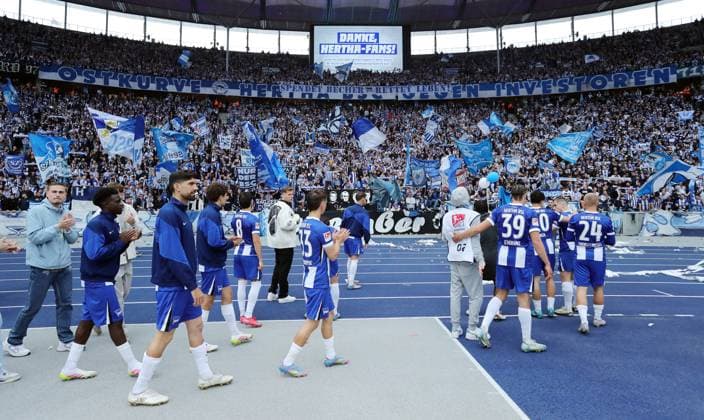 Hertha Mannschaft bei der Ehrenrunde nach Spielende in der Ostkurve vor den Herthafans Fußball Fussball DFL 2.Bundesliga Herren 34. Spieltag Saison 2024 2025 18.05.2025 Hertha BSC Berlin vs. Hannover 96 DFL regulations prohibit any use of photographs as image sequences and or quasi-video