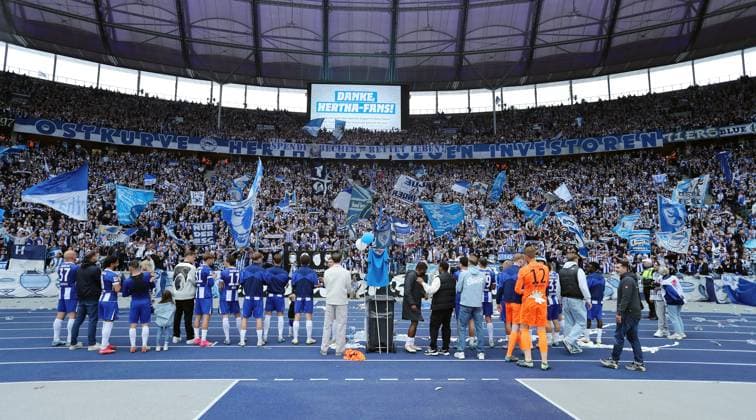 Hertha Mannschaft bei der Ehrenrunde nach Spielende in der Ostkurve vor den Herthafans Fußball Fussball DFL 2.Bundesliga Herren 34. Spieltag Saison 2024 2025 18.05.2025 Hertha BSC Berlin vs. Hannover 96 DFL regulations prohibit any use of photographs as image sequences and or quasi-video