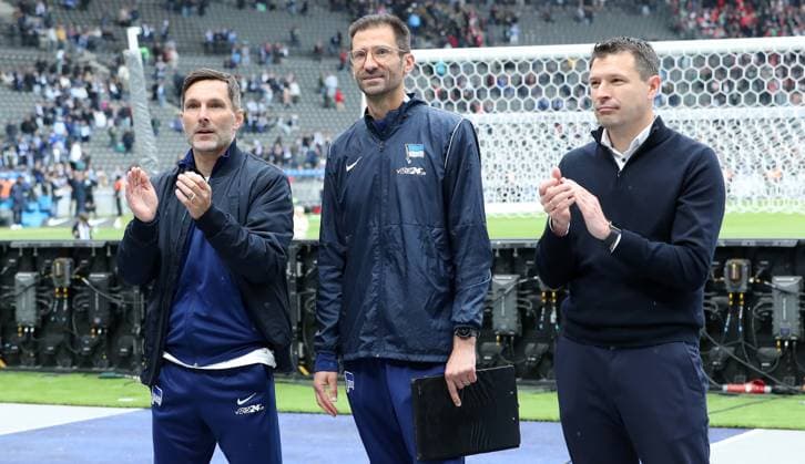 Trainer Stefan Leitl, Torwarttrainer Andre Mijatovic, Sportdirektor Benjamin Weber klatscht zu den Fans Fußball Fussball DFL 2.Bundesliga Herren 34. Spieltag Saison 2024 2025 18.05.2025 Hertha BSC Berlin vs. Hannover 96 DFL regulations prohibit any use of photographs as image sequences and or quasi-video