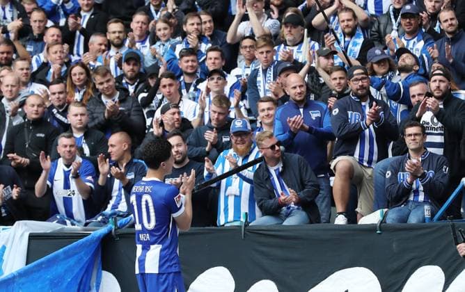 Ibrahim Maza wird von den Fans verabschiedet Fußball Fussball DFL 2.Bundesliga Herren 34. Spieltag Saison 2024 2025 18.05.2025 Hertha BSC Berlin vs. Hannover 96 DFL regulations prohibit any use of photographs as image sequences and or quasi-video